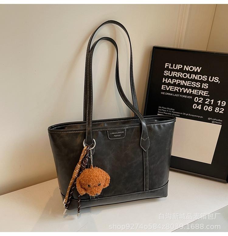 Large-capacity tote bag women's 2025 autumn and winter new fashionable simple casual shoulder bag commuting to work textured bag