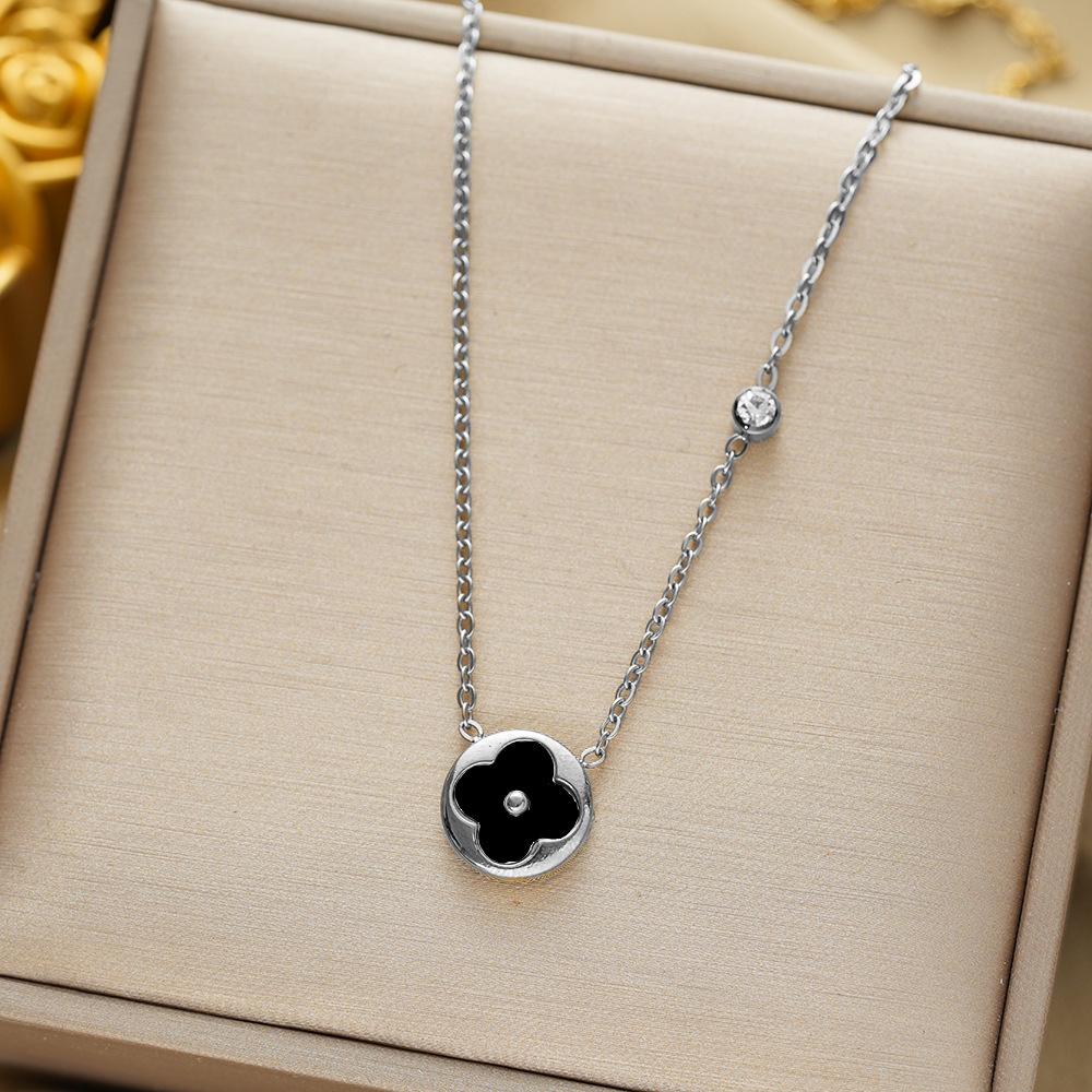 Popular Maple Leaf-shaped Presbyterian Series Necklace Versatile High-end Pendant