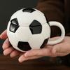 Kaffeebecher mit Deckel im Sportdesign Fußball Baseball Keramiktasse Schwarz Weiß Kariert Rote Nähte Auslaufsicher Mikrowellengeeignet Teetasse