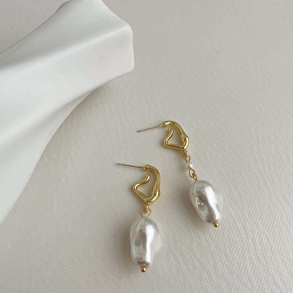 

French design sense metal imitation pearl earrings temperament personality irregular cold wind stud earrings