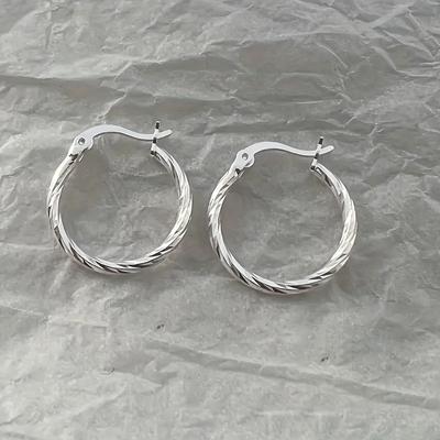1 par de pendientes circulares de acero inoxidable con diseño trenzado de plata, sencillos y modernos.