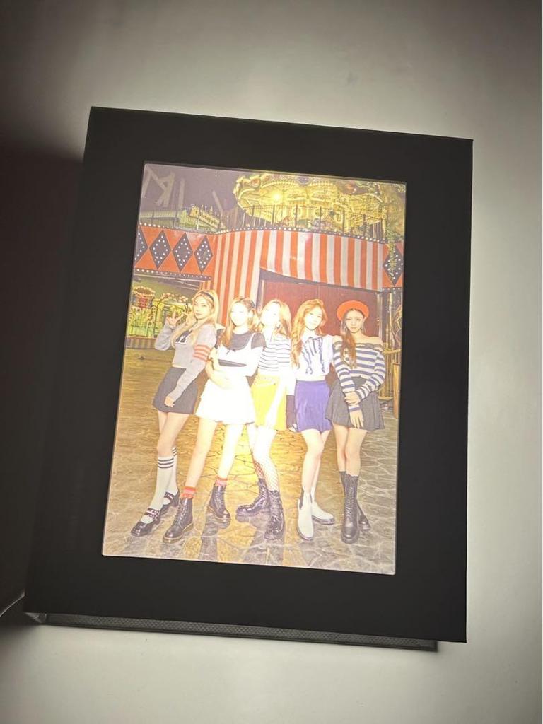 [USED] Rare itzy CSI light book type light