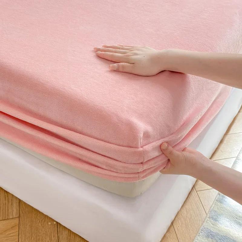 Měkký Plyšový Hřejivý Potah na Matraci Zimní Sametový Materiál Prostěradlo Zesílený Hřejivý Přehoz na Postel Chránič Matrace Více Velikostí