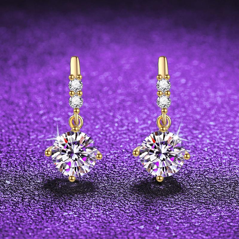 Wykwintne Złote Kolczyki Sztyfty z Moissanitem na Wszechstronnym Srebrze Próby 925