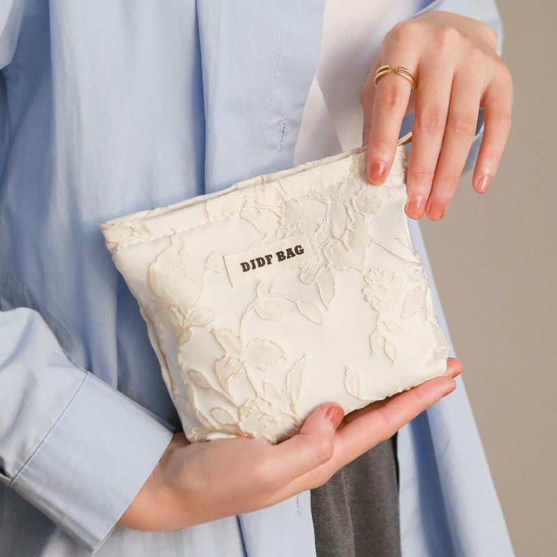 Women's Cosmetic Bag Small Vintage Purple Flowers Cosmetics Lipstick Storage Bag Portable Coin Purse Commuter Card Holder