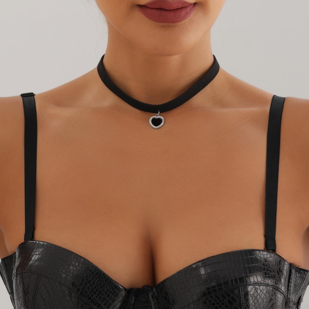 Accessoires, Court Collier Simple Amour Incrusté de Diamants Femmes, Collier Chaîne de Cou en Flanelle Noire Polyvalent