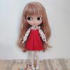 Rakulifey Blythe Outfit Camicia a Maniche Lunghe (Rosso) e Set gonna con bretelle (Set di Abbigliamento Neo Blythe, Compatibile con Obitsu 24, Set da 2 Pezzi)