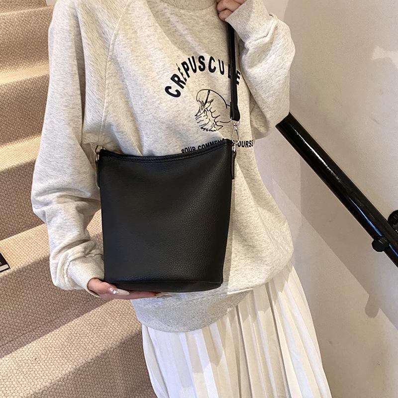 2025 New Senmeng Trend Handbag Women's Bucket Bag Niche Design One Shoulder Crossbody Textured Chain Bag