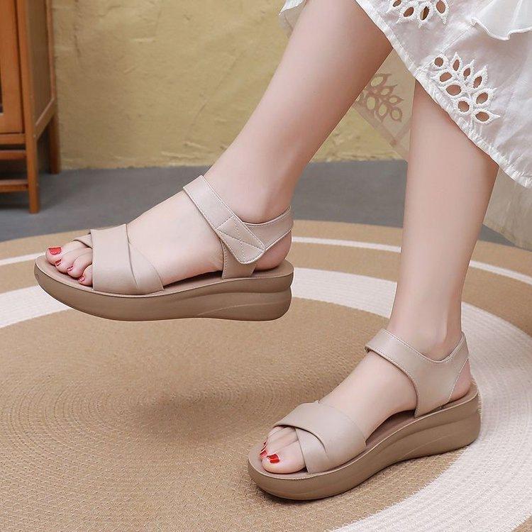 Popular sandals women's 2025 summer new mother shoes soft sole soft surface light non-slip comfortable middle-aged and elderly beach shoes