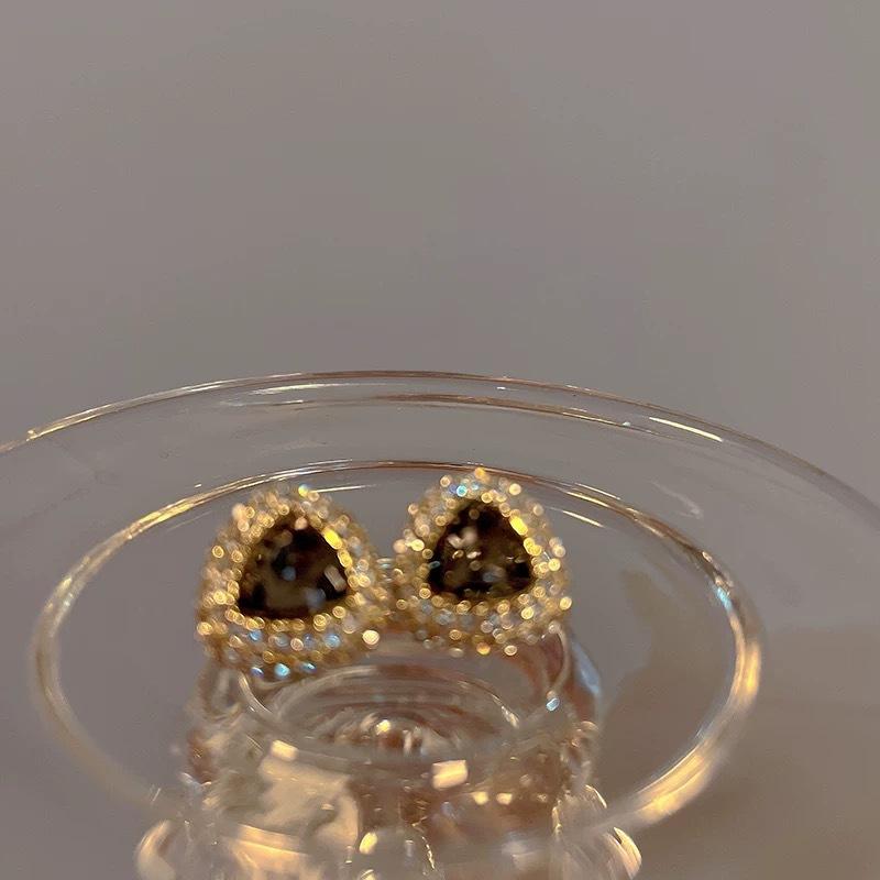 Retro black zircon stud earrings for women's niche light luxury simple design high-end autumn and winter versatile earrings women's ear jewelry
