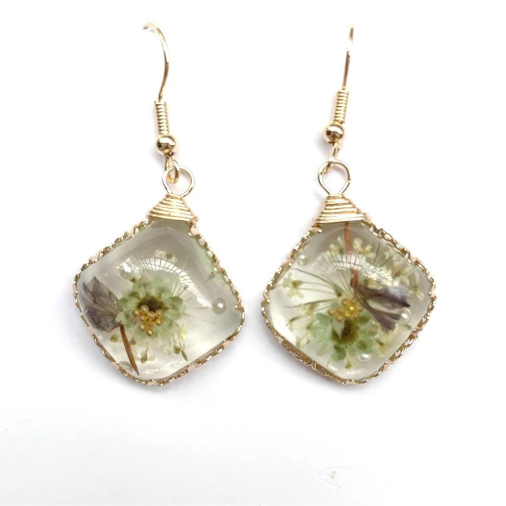Natural Dried Flower Earrings: Fashionable Floral Accessories for Women