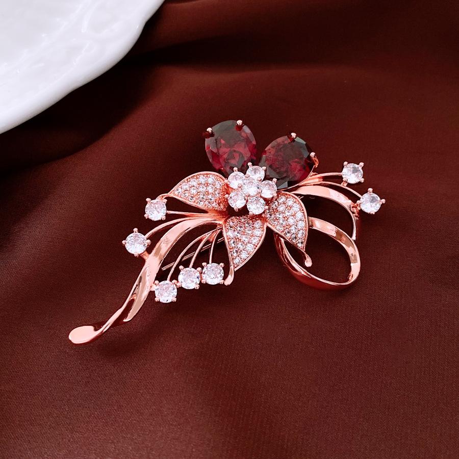 Średniowieczna Vintage Broszka z Kontrastującą Pszczołą Inkrustowana Diamentami Retro Lekki Luksus High-endowa Korsaż Wykwintne Wszechstronne Dodatki Kobiety