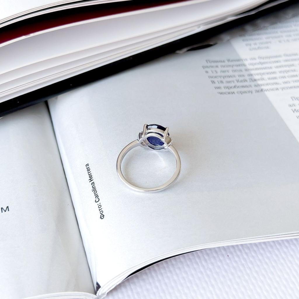 Серебряное кольцо с натуральным сапфиром 3.873ct, фианитами, вес изделия 2,44 гр (2162513)