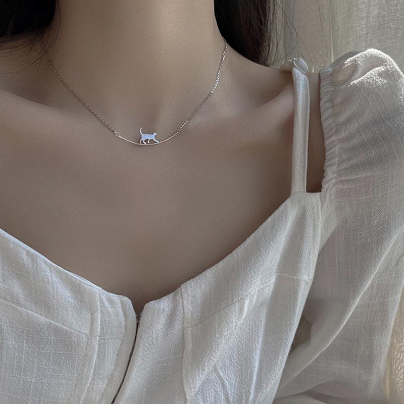 Adorable Cat Climbing Pendant Necklace – Niche Animal Clavicle Chain for Women