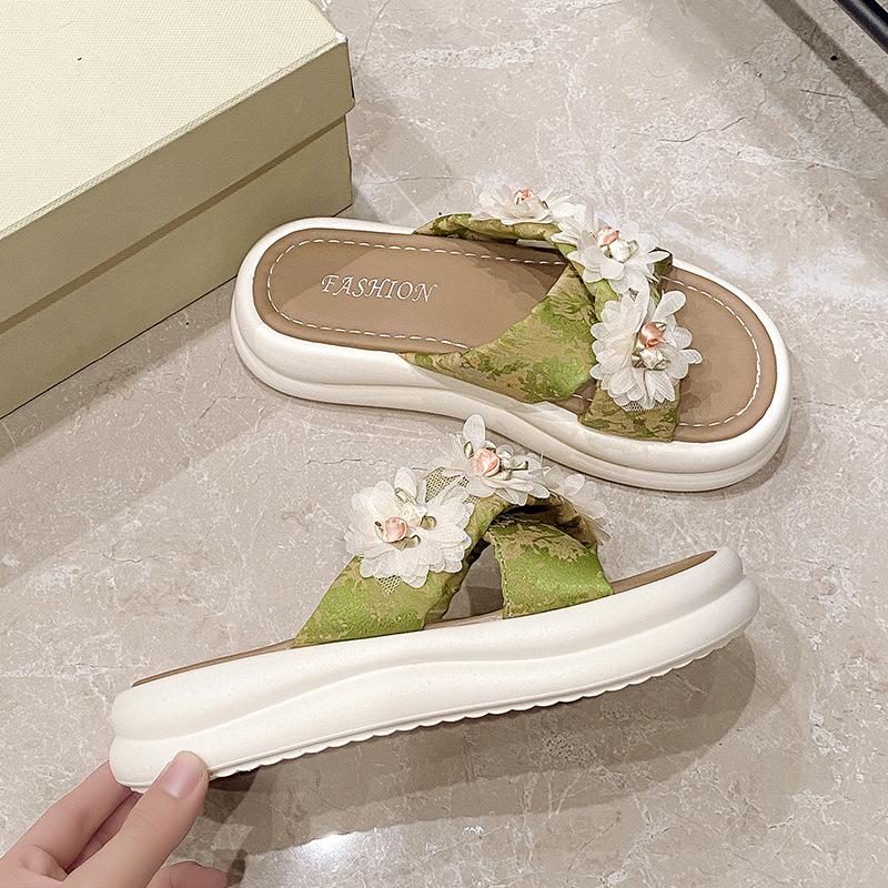 Beautiful pearl flower slippers female summer wear 2025 new fairy wind soft bottom one-word thick bottom beach sandals
