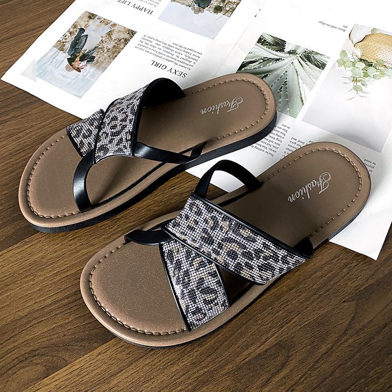 Fashion slippers women's summer wear leopard print versatile flat bottom non-slip schoolgirl fashion soft bottom beach cool slippers