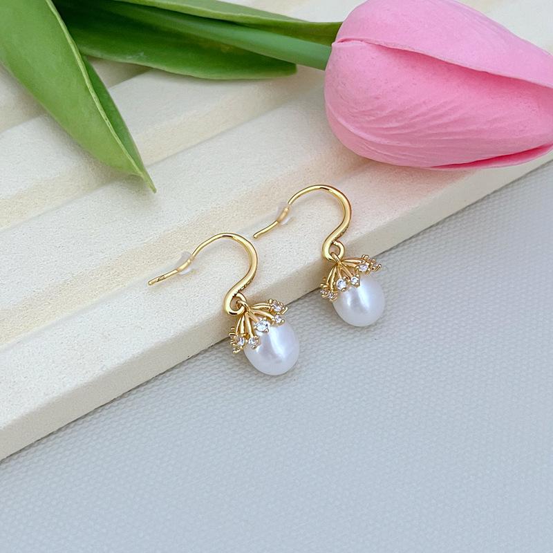 

Elegant Freshwater Pearl Inlaid Metal Earrings for Women