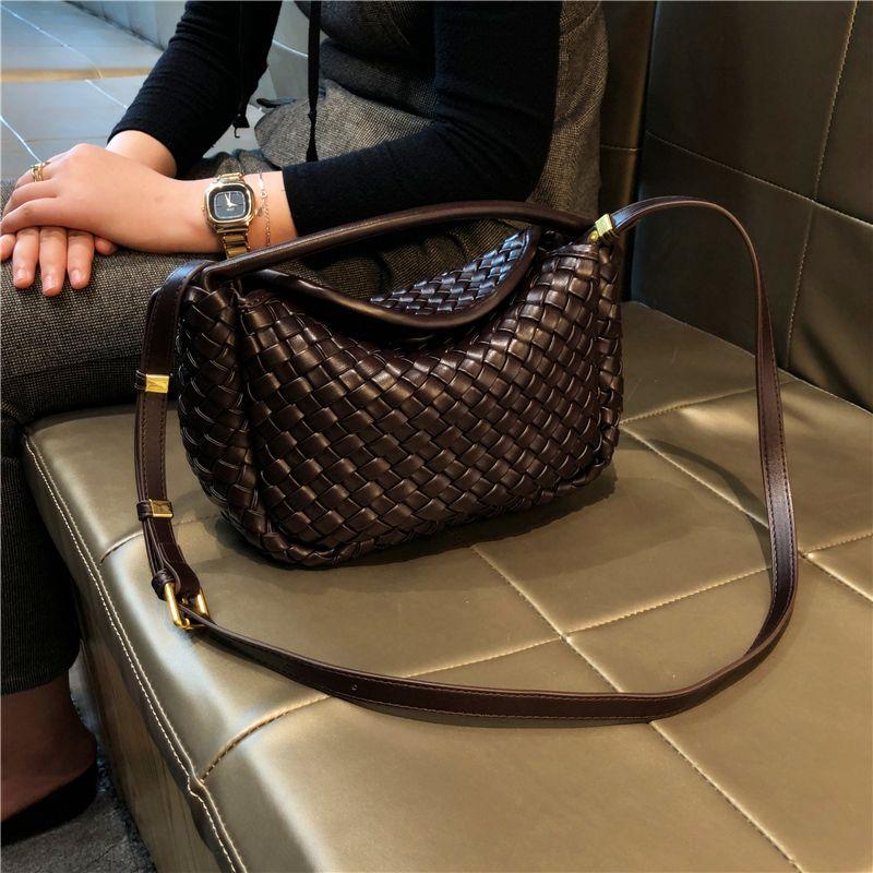 

Hong Kong Brand Fashion Fancy Woven Dumpling Bag 2025 New Arrival Versatile Handbag Elegant Bento Messenger Bag Grape purple