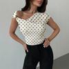Nuova maglietta estiva a pois off-shoulder aderente a maniche corte, stile europeo e americano, top versatile per la moda femminile