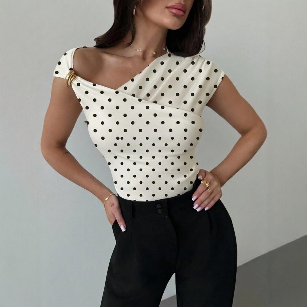 Nuova maglietta estiva a pois off-shoulder aderente a maniche corte, stile europeo e americano, top versatile per la moda femminile