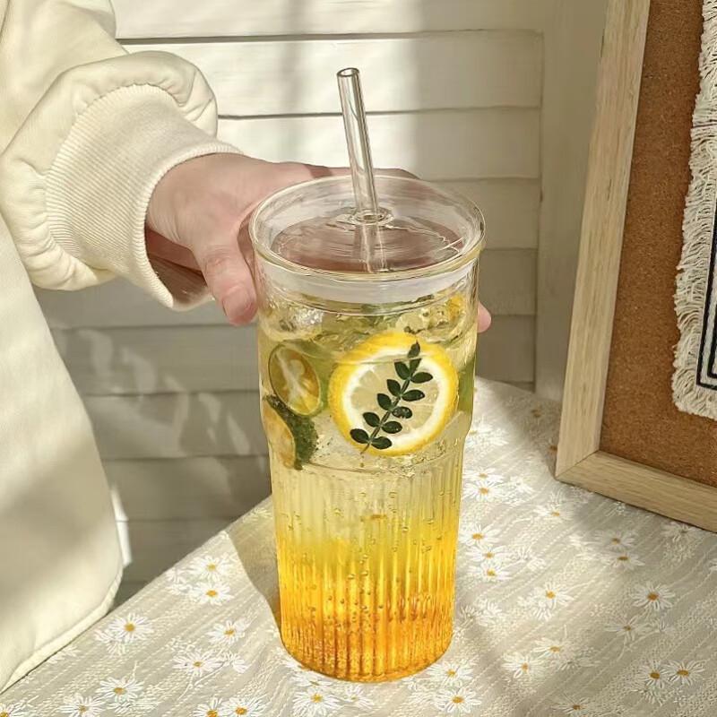 INS-Stil Gestreifter Glas-Trinkbecher mit Deckel