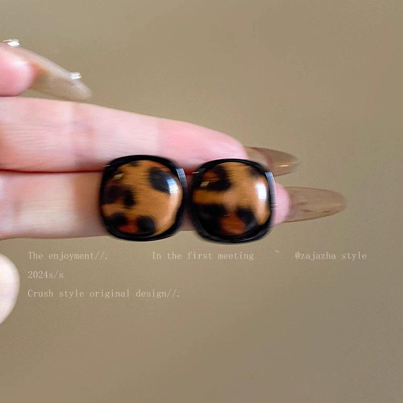 

Maillard square leopard print earrings women s autumn and winter niche design stud earrings retro high-end temperament ear jewelry