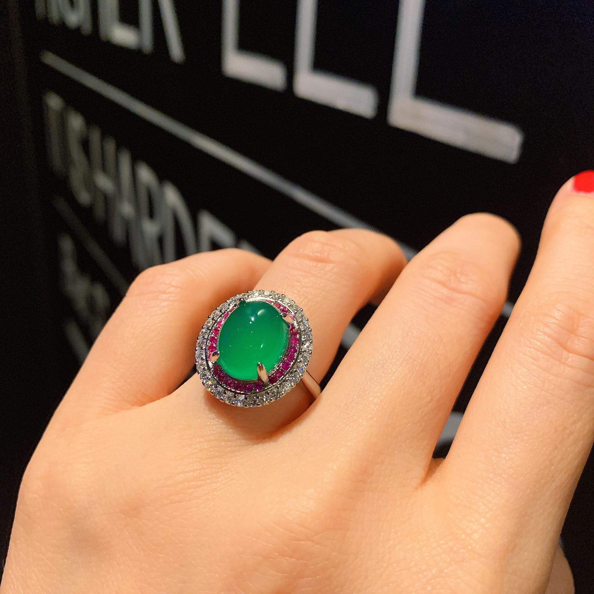 

Ювелирные изделия Ледяное семя Флуоресцентный Халцедон Кольцо Кольцо Женский Темперамент Нефритовая Подвеска Набор Подарок на День Рождения