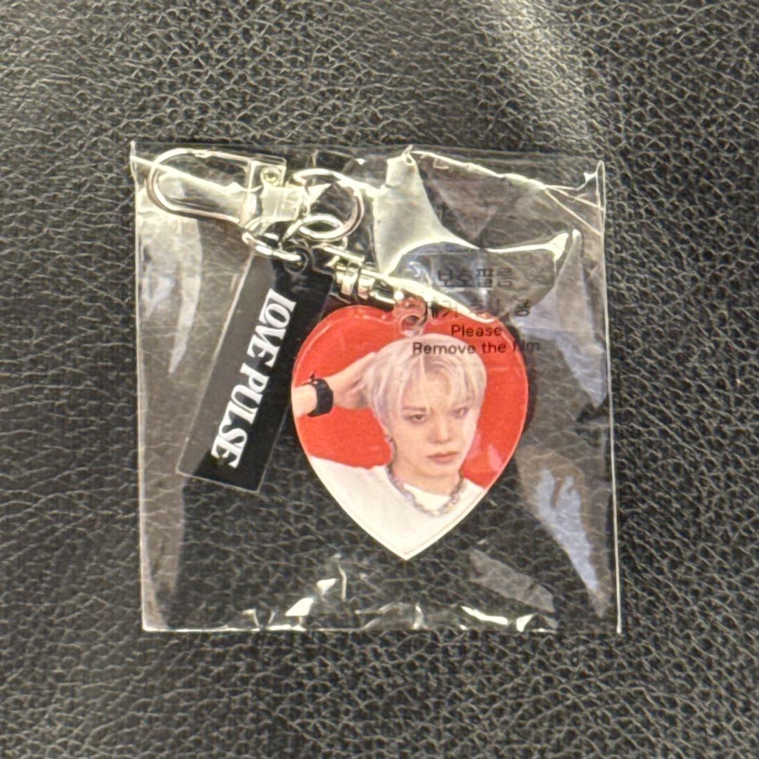 

[USED] TREASURE Junghwan Korea Pop-Up Stamp Tour Bonus Acrylic Keychain