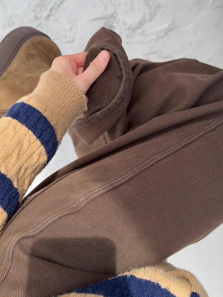 Melanoidbraune Wide-Leg Jeans mit Fleece-Futter für Damen: Herbst-/Winter-Hosen mit geradem Bein für Birnenform mit dicken Beinen und breiten Hüften.