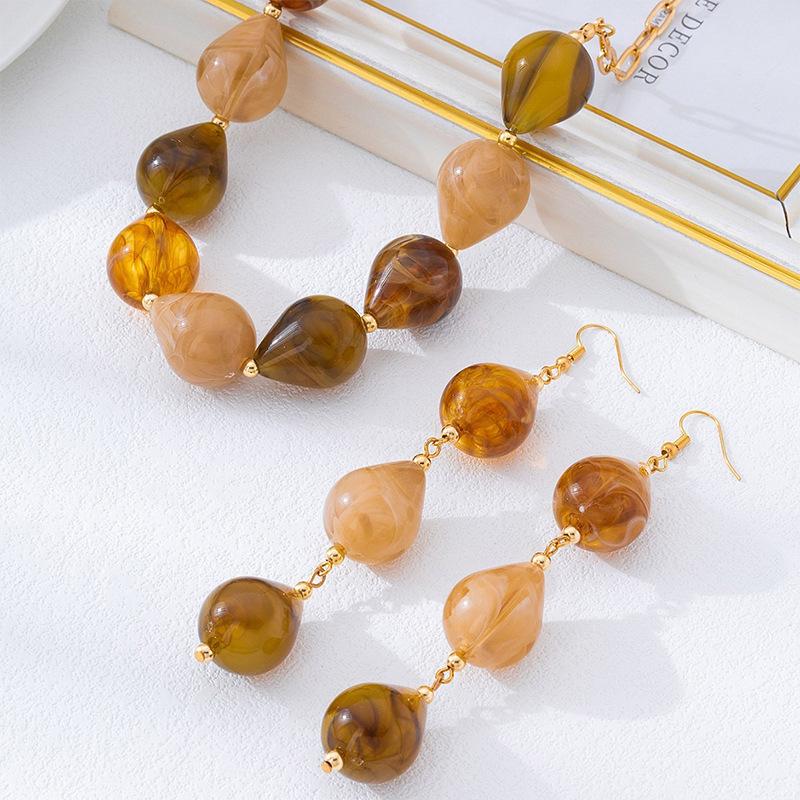 European Retro Holiday Style Two-Tone Acrylic Jewelry Set: Water Drop Earrings & Necklace