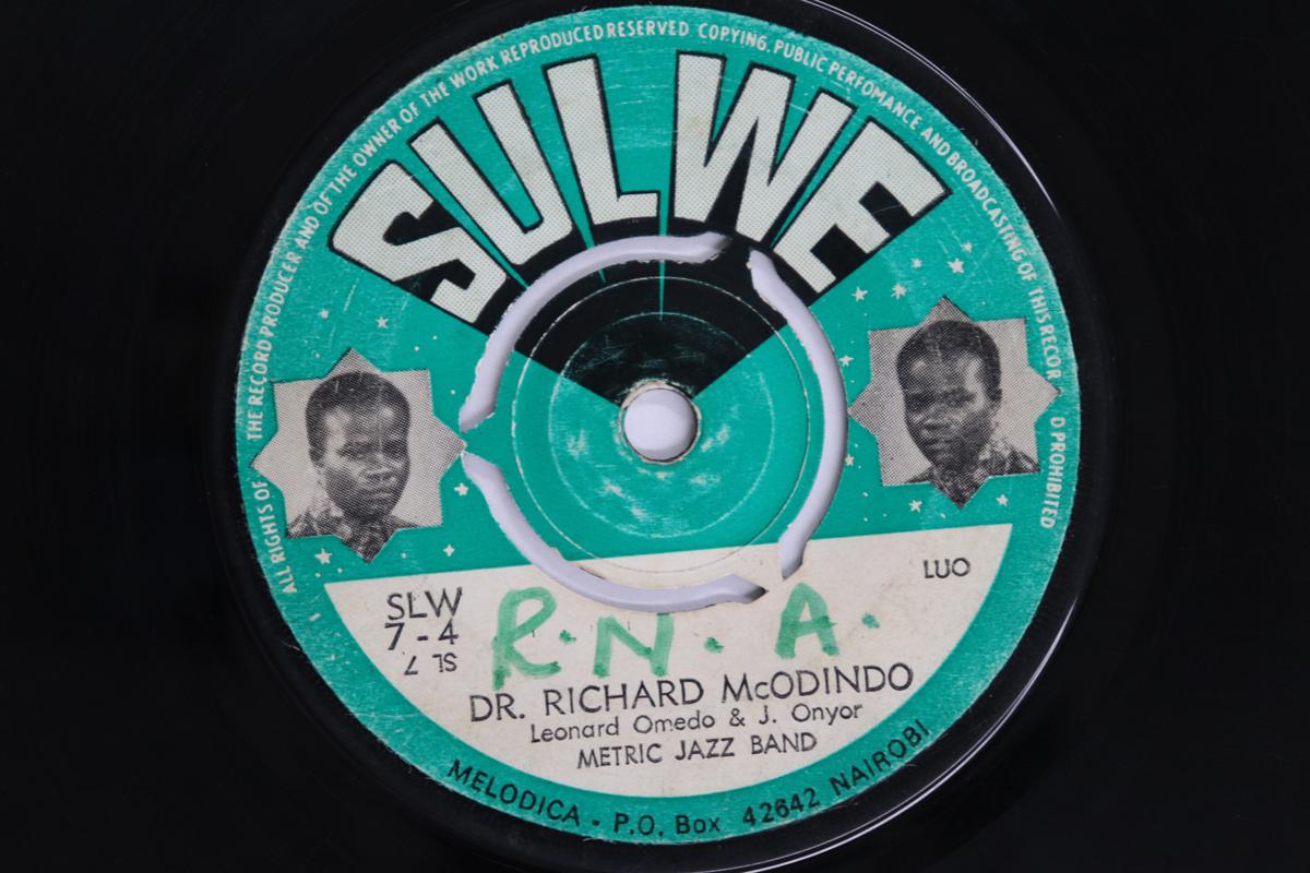 

7-дюймовая пластинка METRIC JAZZ BAND - Dr. Ричард Мкодиндо / Огук Эдвард SLW74 СУЛВЕ Кения Мировая музыка Б/у