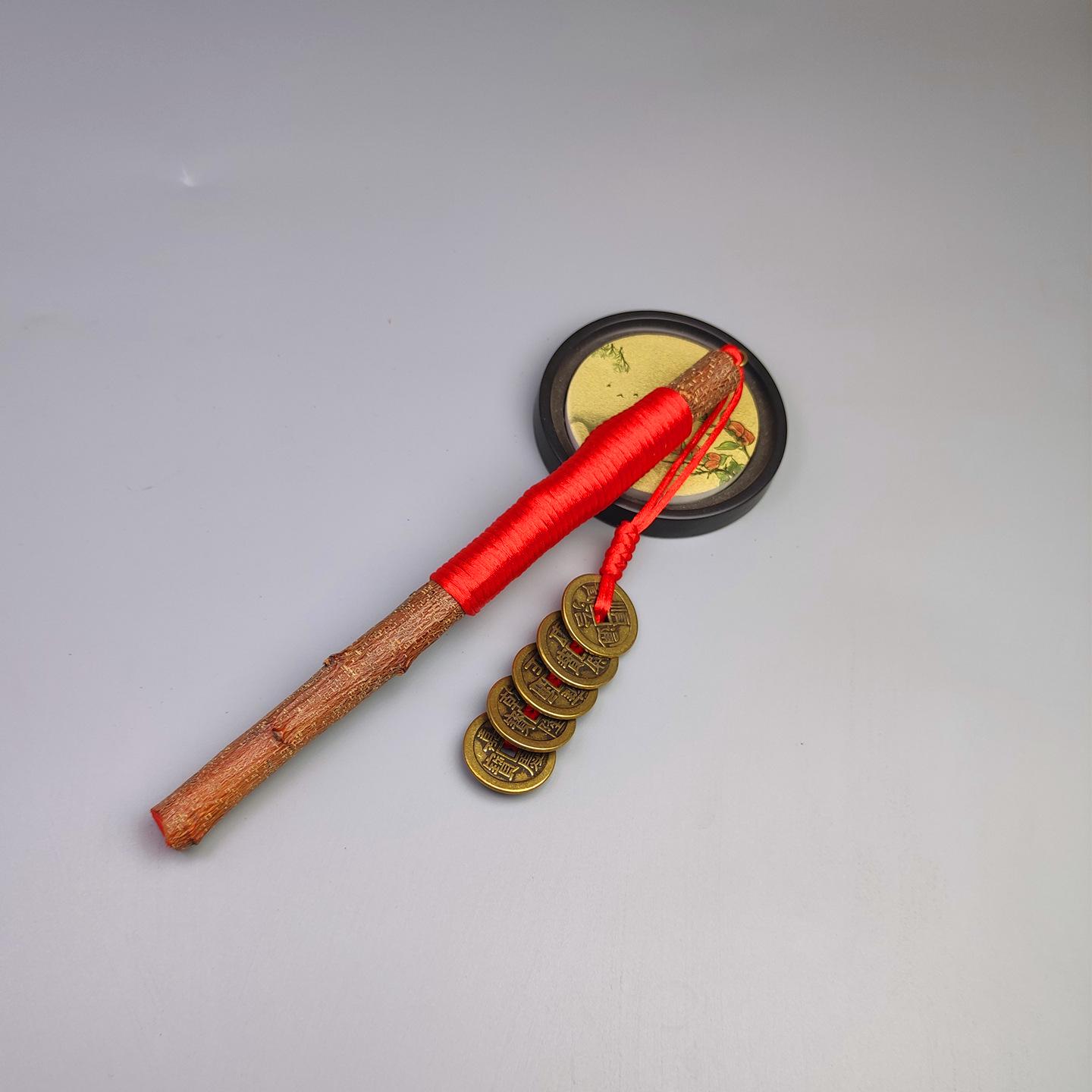 Кулон в виде мини-меча из персикового дерева-горлянки с монетами пяти императоров