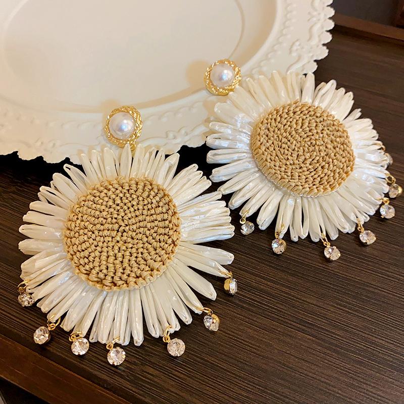 

Silver needle small daisy grass vine diamond pearl earrings niche temperament bohemian earrings light luxury resort style earrings