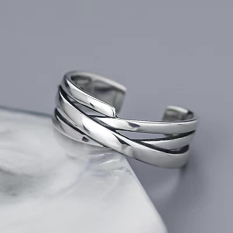 The Ring-wearing Man Speaks of A Combination of Single, Aloof and Cool Styles, with A Ring on His Index Finger. Model A
