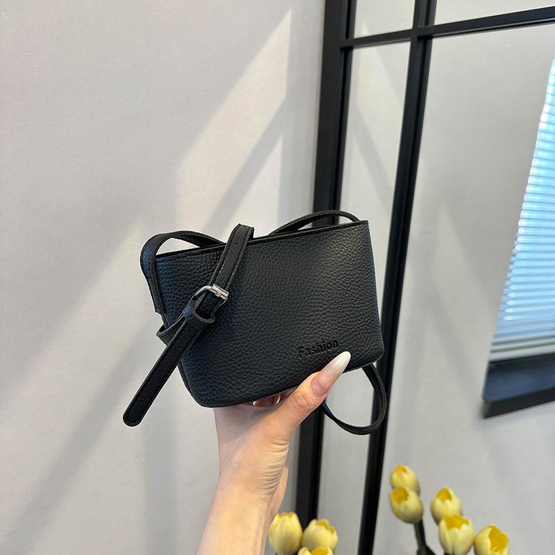 

Premium texture simple and versatile solid color small square bag women s lychee pattern soft leather light temperament exquisite messenger bag чёрный