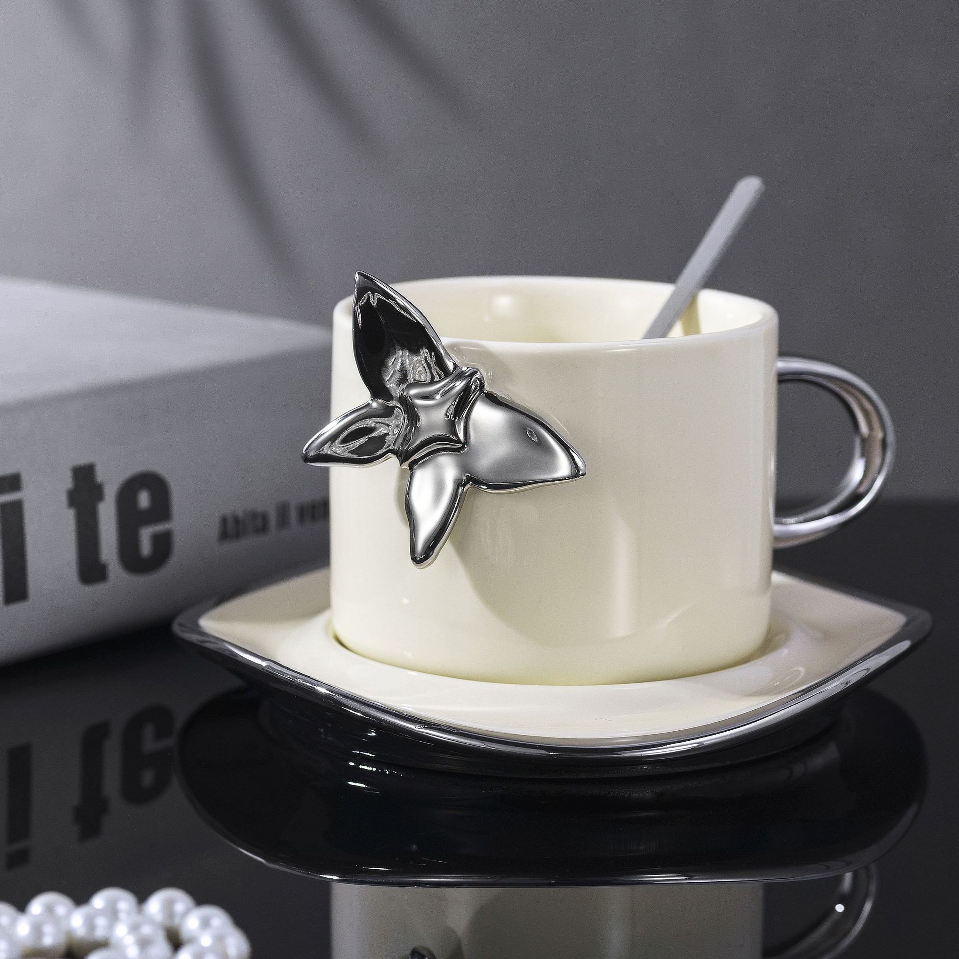 

Кофейная чашка с блюдцем в европейском стиле, легкая роскошь, с бабочками, нишевый дизайн, кружка, бытовая керамическая чашка, чашка для послеобеденного чая 250ml