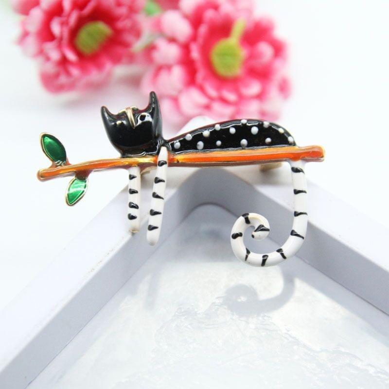 White Cat Lapel Pin for Women Lazy Cat Tree Pin Exquisite Enamel Cute Cat Branch Pin Badge Lapel Pin Jewelry Ornament