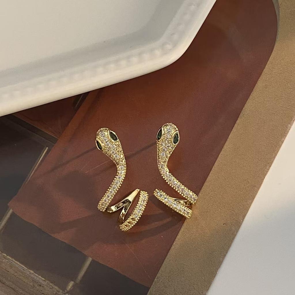 Kreative Persönlichkeit, High-End-Design, Ohrringe der Schlangen-Serie mit eingelegten Zirkonen aus Kupfer, Exquisites Leicht-Luxus-Temperament, Einfache Frau