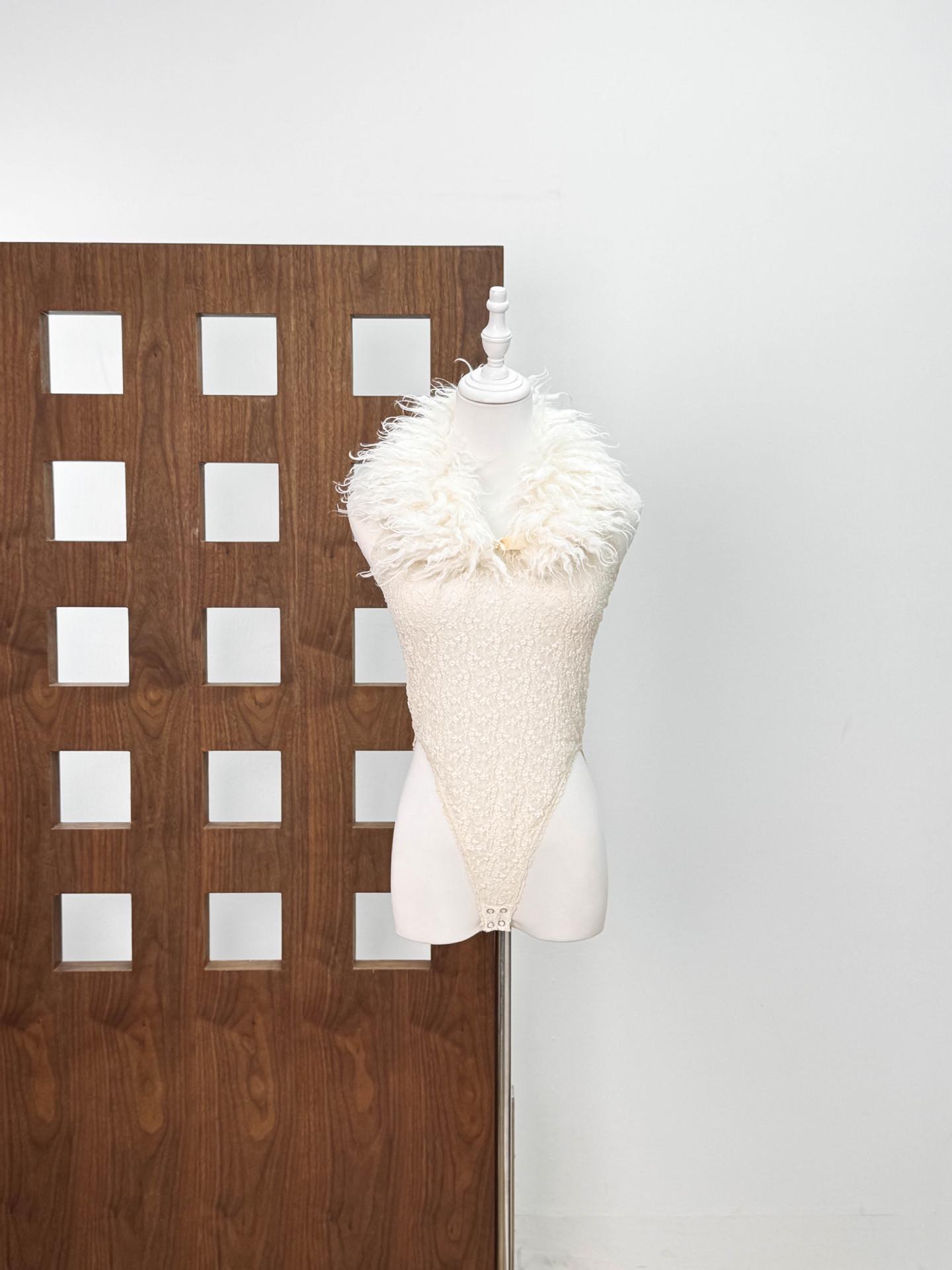 

White Feather Lace Collar Bodysuit: Women s Slim Niche Design M брудно-білий
