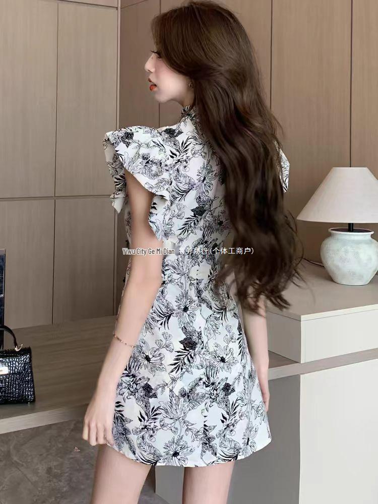 Conjunto de dos piezas de verano para mujer con diseño europeo, top con botones de rana y abertura, y pantalones cortos