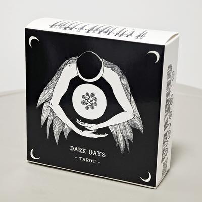 Tarot de los días oscuros de 7,5 x 7,5 cm: Una baraja de adivinación e ilustraciones de 78 cartas inspirada en la energía femenina divina en blanco y negro