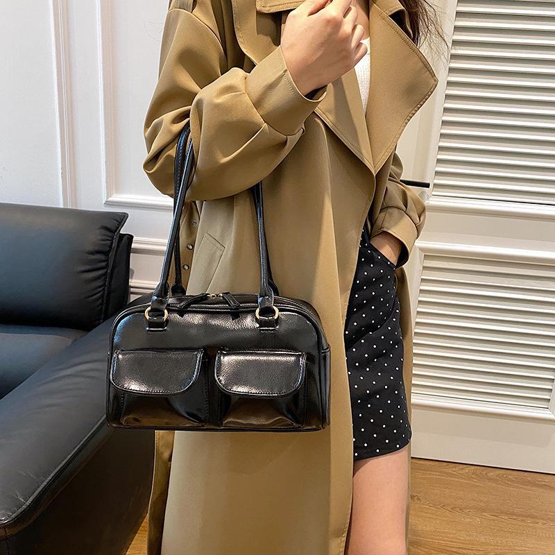 2024 Autumn Women's Large Capacity Retro Shoulder Bag: Chic, Simple, Commuter Underarm Handbag