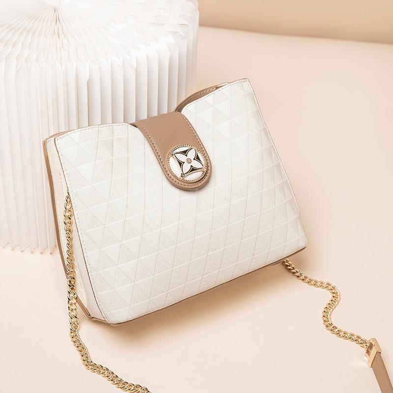 

Женская простая кожаная сумка с атмосферной цепочкой. Женская весна/лето 2023. Новая трендовая сумка-ведро через плечо на одно плечо. M