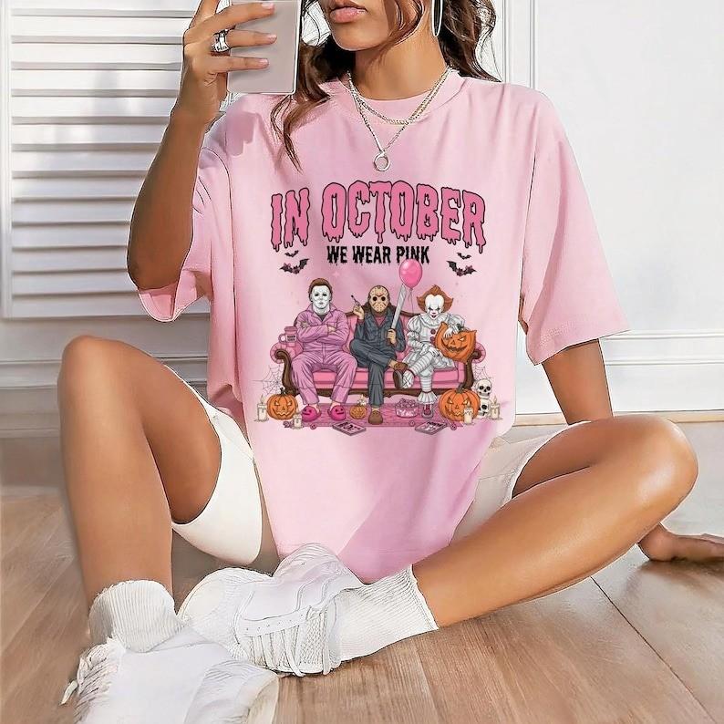 В октябре мы носим розовую футболку | Хэллоуинская футболка с Джейсоном, Пеннивайзом и Майклом Майерсом XL