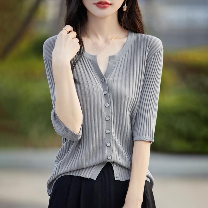 Lekki kardigan damski wykonany w 50% z wełny i w 50% z jedwabiu morwowego – uniwersalny sweter na 4 pory roku zapewniający całoroczny komfort i styl