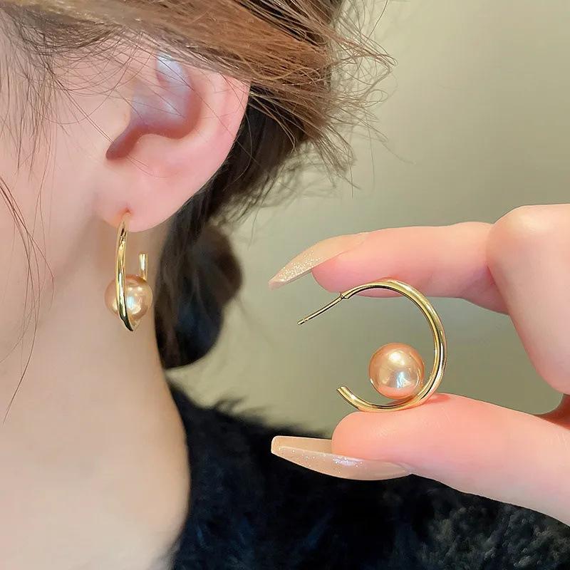 Trendy High-End French Pearl Earrings for Women: Elegant Niche Style