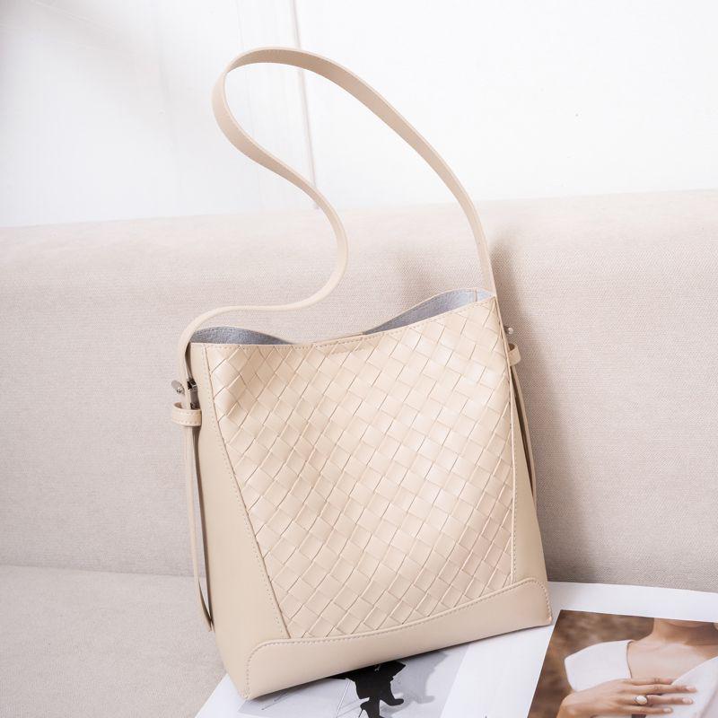 

2025 Women s Fashion Cowhide Bucket Bag - Versatile Large Capacity Handbag & Crossbody