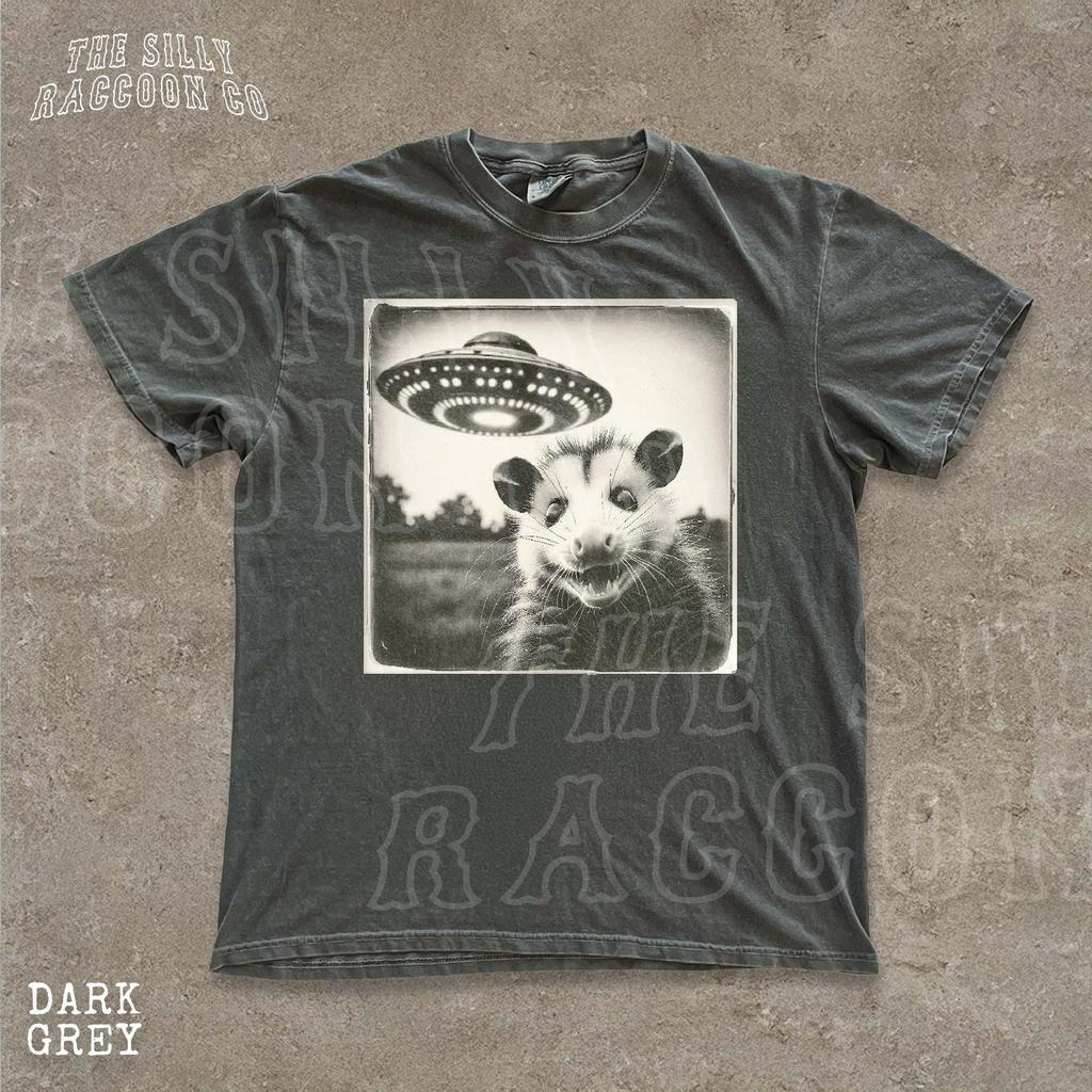 Lustiges Opossum UFO Shirt, Vintage Opossum Alien Entführung T-Shirt, Cryptidcore Oberteil für Männer Frauen, Weirdcore Ironisches Grafik-T-Shirt, Gag-Geschenk