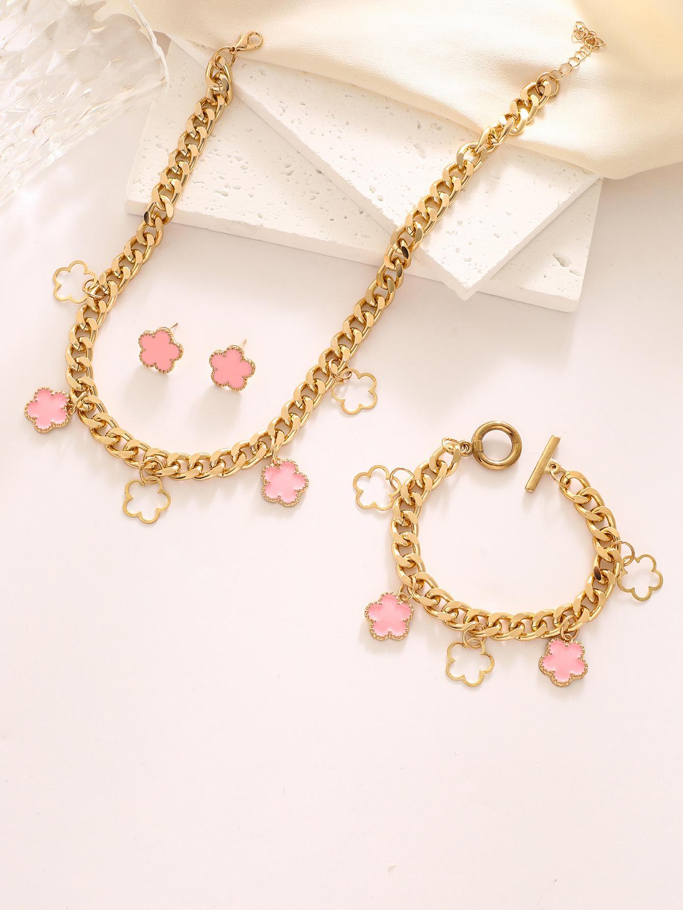 

Европейская и американская мода: Ожерелье с подвеской в виде пятилистного цветка, браслет из металлической цепочки и серьги в холодном стиле для женщин 3-piece set розовый