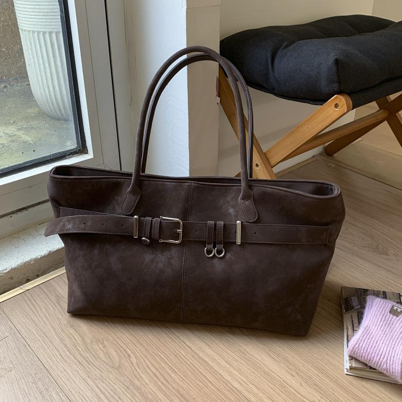 

Ретро высококлассная замшевая сумка-багет на плечо подмышку, нишевый дизайн, пряжка-ремень, повседневная, трендовая, крутая, сумка-локомотив 50*19*26